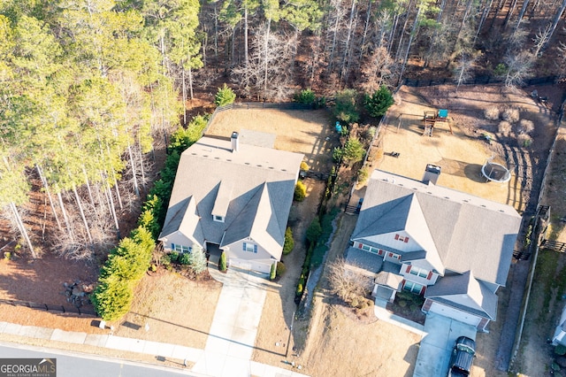 birds eye view of property featuring a forest view