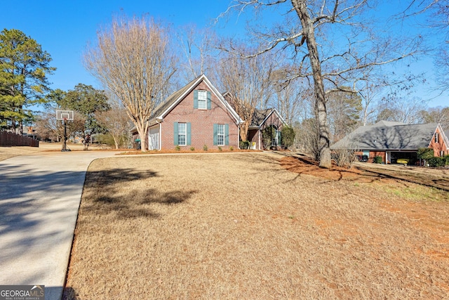 view of front of house with a front lawn