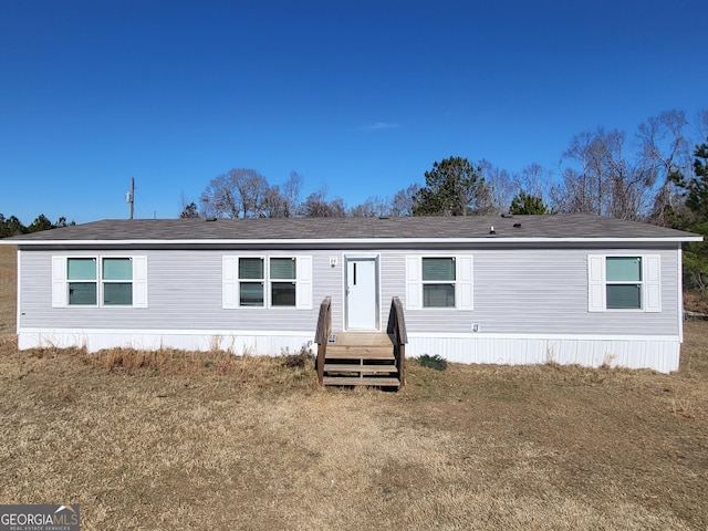 manufactured / mobile home featuring a front yard