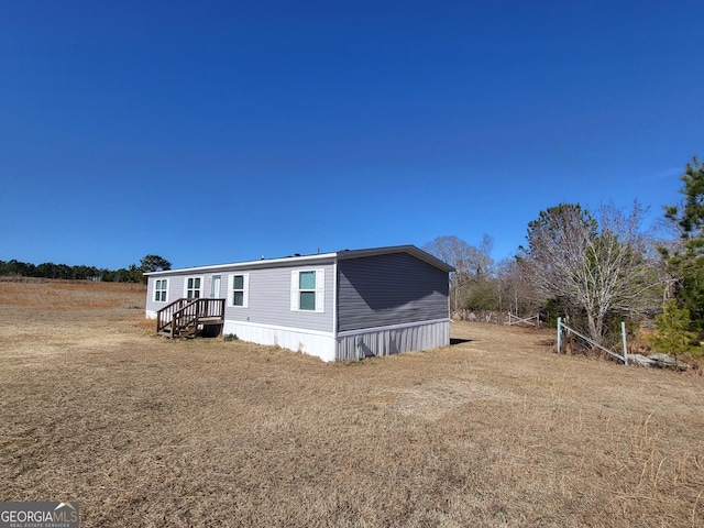 view of front of house featuring a front yard