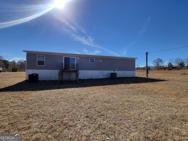 view of front of home featuring a front yard