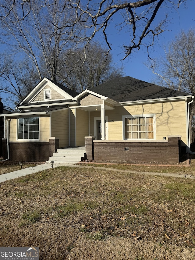 view of front facade featuring a porch and a front yard