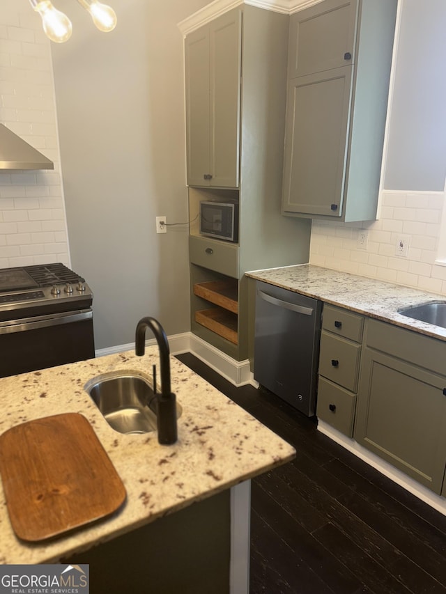 kitchen featuring sink, gray cabinets, backsplash, stainless steel appliances, and dark hardwood / wood-style flooring