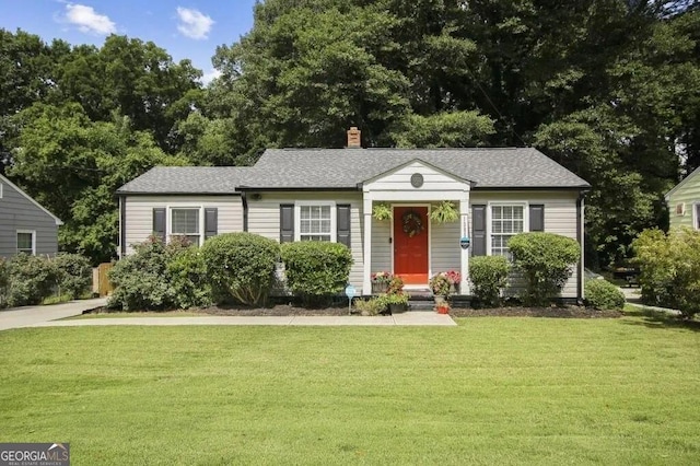 view of front facade featuring a front lawn