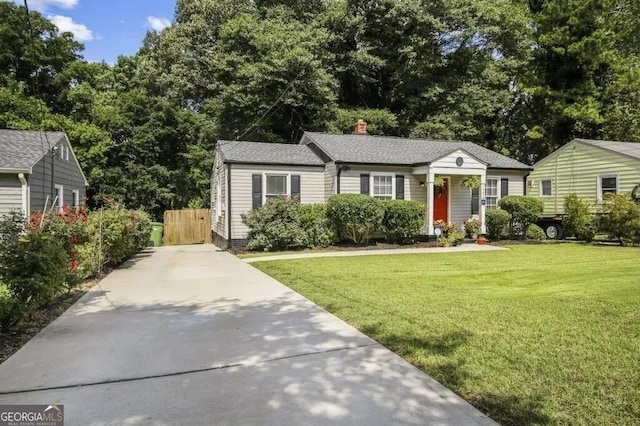 view of front of house featuring a front lawn