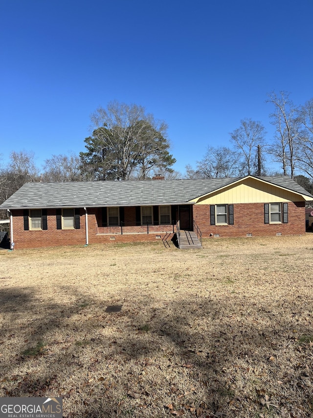 single story home with a front lawn