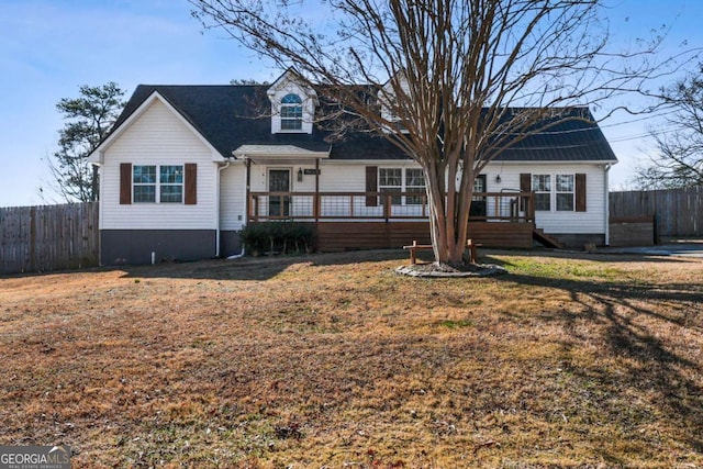 view of front of property featuring a wooden deck and a front lawn