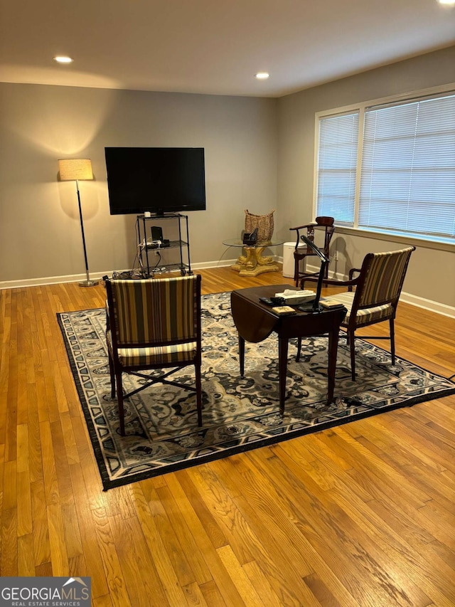 living area featuring recessed lighting, baseboards, and hardwood / wood-style floors