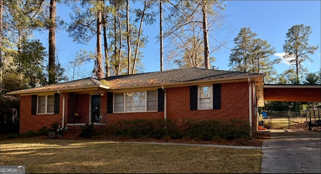 view of front of house with a carport and a front yard