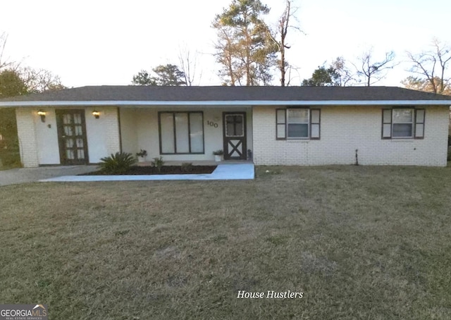 single story home featuring a front yard