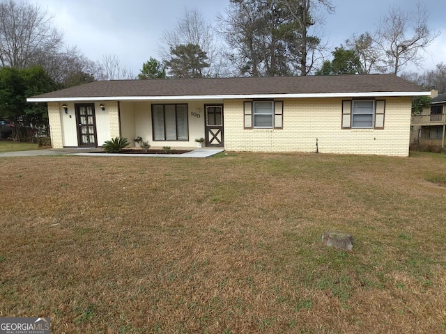 ranch-style house featuring a front yard