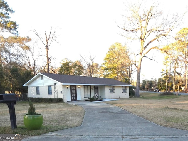 single story home featuring a front yard