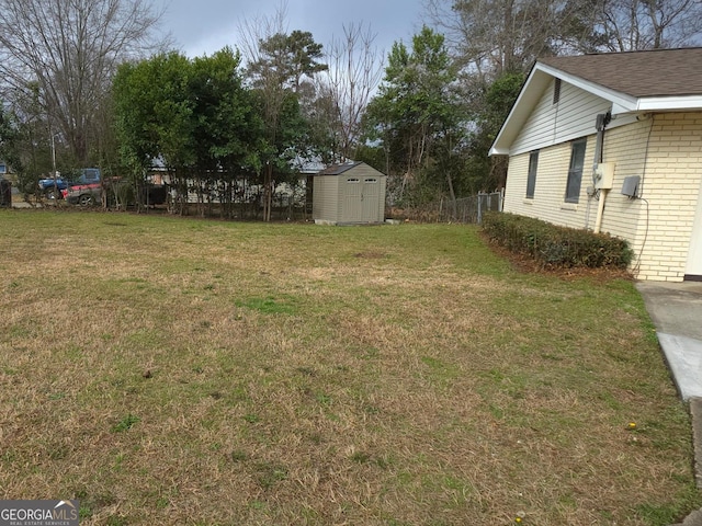 view of yard with a storage unit