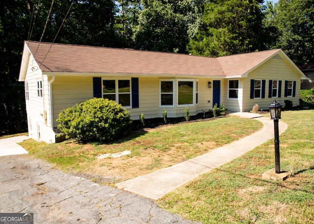 ranch-style home featuring a front lawn