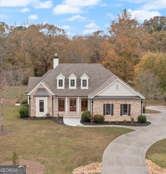 view of front of property featuring a front lawn