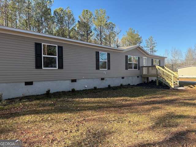 view of side of property featuring a yard