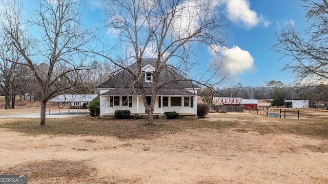 view of front of house featuring a carport and a front yard