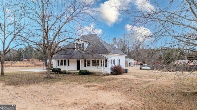 view of front of home with covered porch and a front lawn