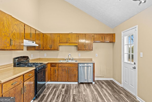 kitchen featuring dark wood-type flooring, sink, gas stove, a textured ceiling, and stainless steel dishwasher