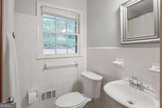 bathroom featuring toilet and sink