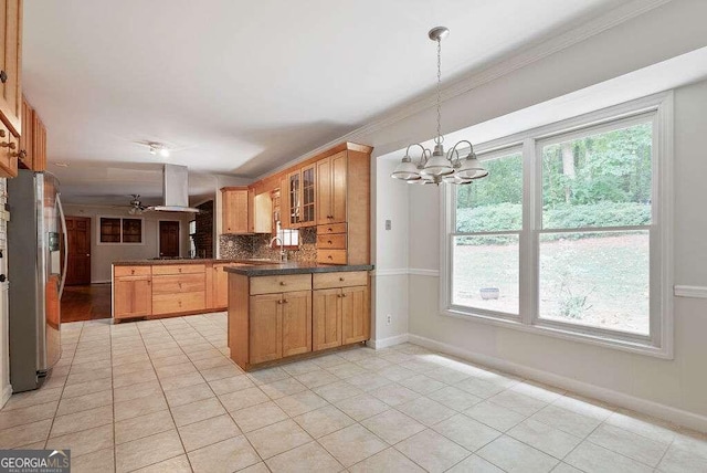 kitchen with stainless steel fridge with ice dispenser, kitchen peninsula, a notable chandelier, range hood, and backsplash