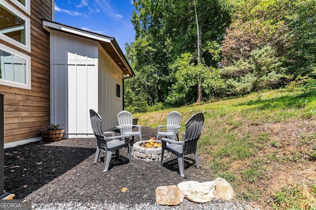 view of yard featuring a fire pit