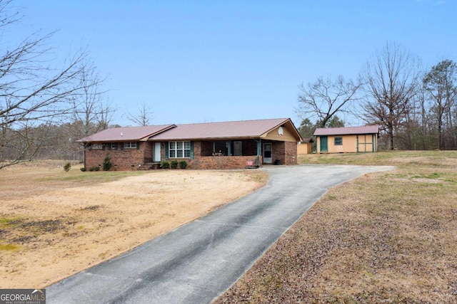 ranch-style home featuring a front lawn