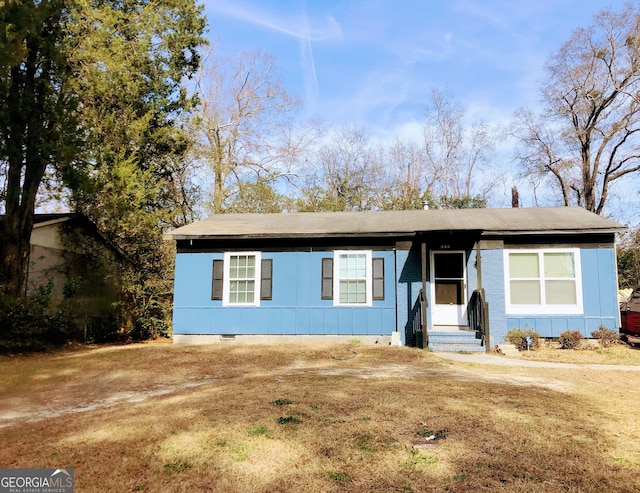 view of front of property with a front lawn