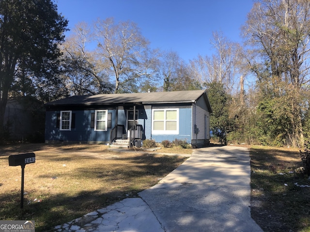 single story home featuring a front lawn