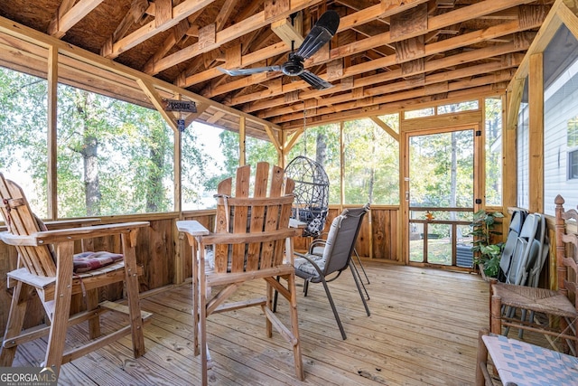 sunroom with ceiling fan