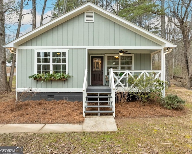 view of front facade featuring ceiling fan and covered porch