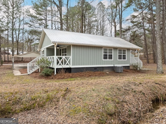 exterior space with a carport, a front yard, ceiling fan, and central air condition unit