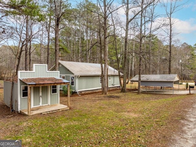 view of yard featuring a carport and a shed