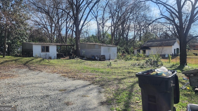 view of yard featuring a storage unit