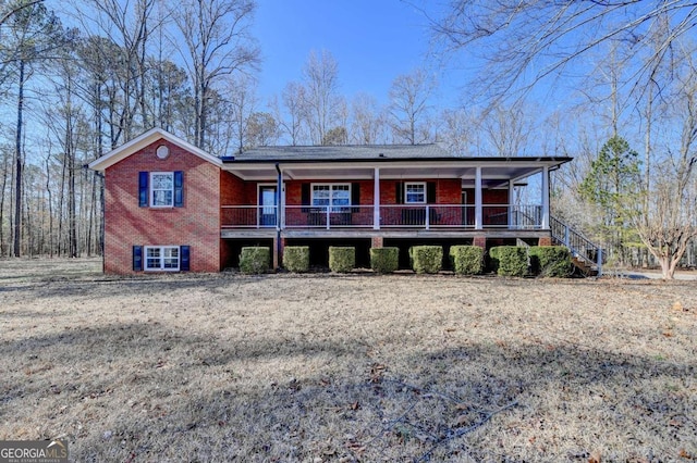 view of front of property featuring a front yard and a porch