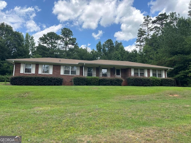 single story home with a front yard