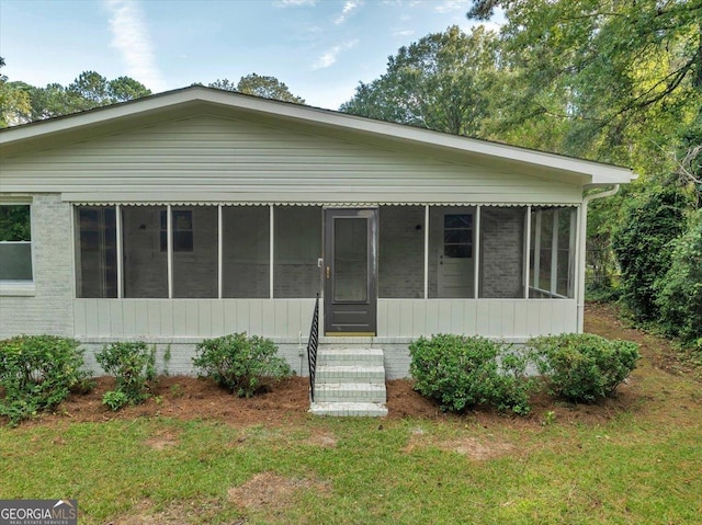 view of front of house featuring a front yard