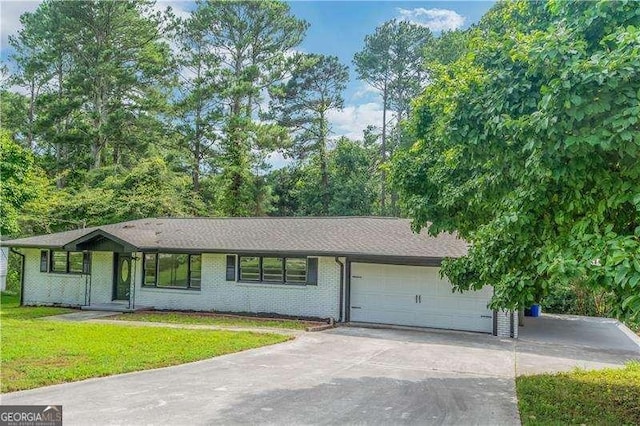 view of front facade featuring a garage and a front yard