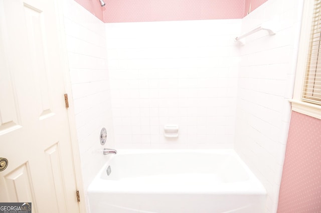 bathroom featuring tiled shower / bath