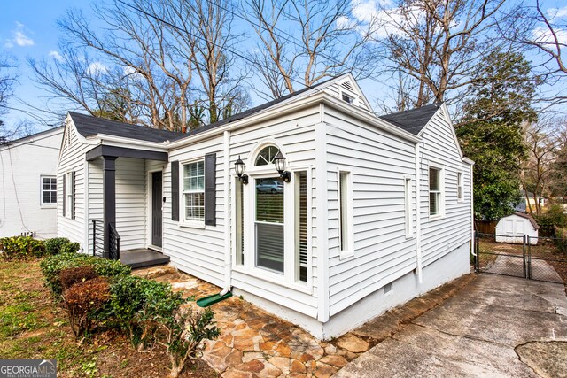 view of front of house featuring a front lawn