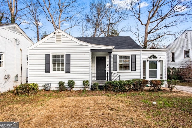 view of front of home with a front lawn