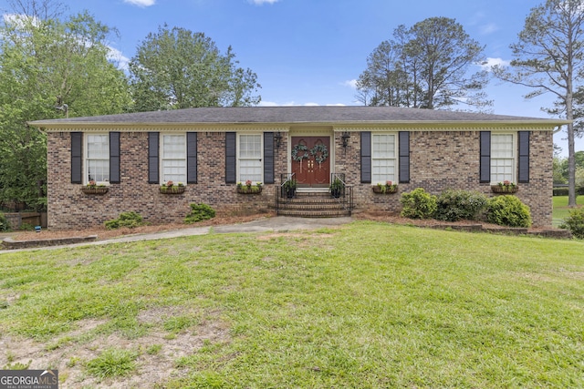 single story home with a front lawn