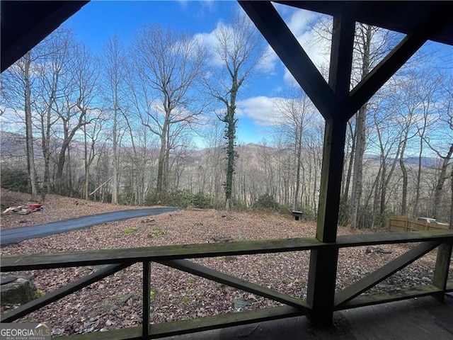 view of yard featuring a mountain view