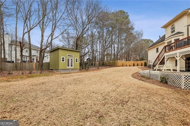 view of yard with an outbuilding