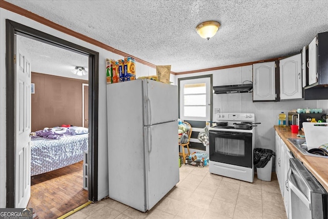 kitchen featuring crown molding, sink, a textured ceiling, and white appliances