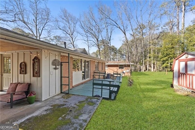 view of yard featuring a shed