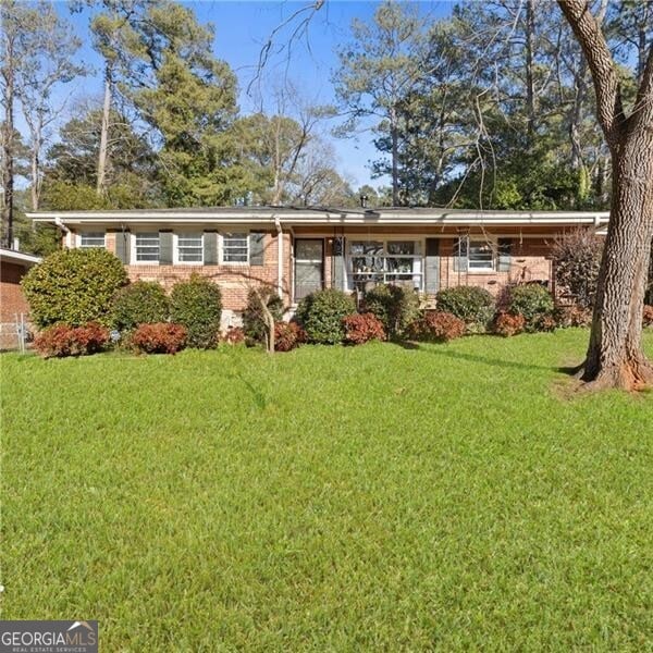 ranch-style house featuring a front lawn