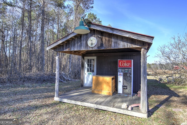 view of outdoor structure with an outbuilding