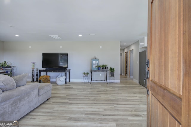 living room featuring recessed lighting, visible vents, light wood-style flooring, and baseboards