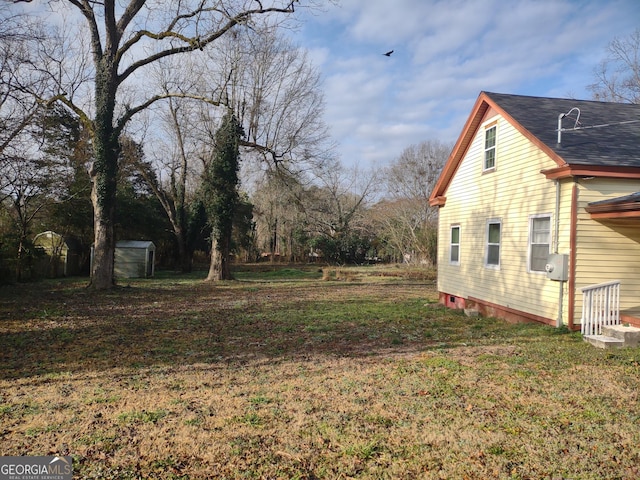 view of yard with a storage shed